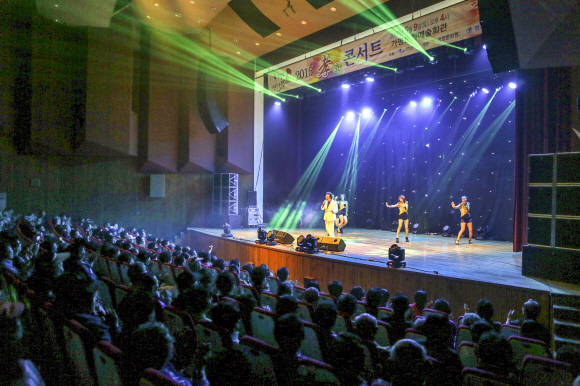 ▲ 9일 가평문화예술회관에서 열린 ‘2015 효 콘서트’에서 관객들이 화려한 조명과 함께 펼쳐진 출연가수들의 무대를 즐기고 있다.  가평군 제공