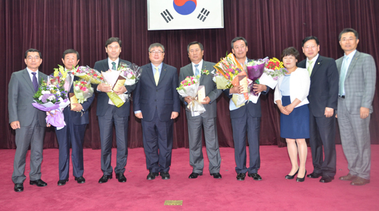▲ 여주농협(조합장 이광수)이 농협중앙회 경기본부에서 열린 2015 경기 손해보험 4월 NEW TOP-CEO 시상식에서 TOP-CEO에 선정됐다고 11일 밝혔다.