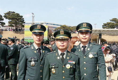 ▲ 아버지 윤성필 대령(가운데)과 장남 윤보훈 중위(왼쪽), 차남 윤보원 중사.