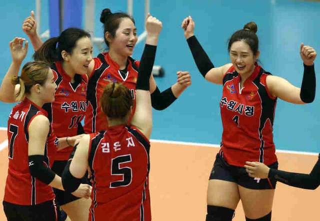 ▲ 제70회 전국남녀종별배구선수권대회 여자 일반부 결승에서 양산시청을 꺾고 6년 만에 우승을 탈환한 수원시청 선수들이 기뻐하고 있다. ♣♣발리볼코리아닷컴 제공