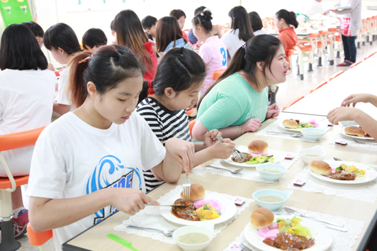 ▲ 양주백석초등학교가 세계시민으로서의 기초소양인 다문화 감수성 함양을 위해 지난 7일, 8일 양일간 제 3회 양식체험의 날을 운영했다.