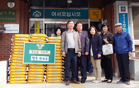 ▲ 부천시 소사구 역곡3동 무한돌봄복지센터는 지역 내 거주하는 이석주씨(63)로부터 홀로 사는 어르신과 복지사각지대에 있는 이웃들을 위해 써달라며 백미 10㎏ 50포를 기탁받았다고 11일 밝혔다.