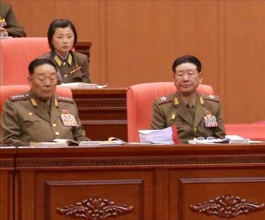 ▲ 북한 김정은 서열 2위 현영철 고사포 처형, 김정은 북한 국방위원회 제1위원장이 지난달 30일 '불경죄'로 숙청한 현영철 전 인민무력부장(좌측 첫 번째)이 같은 달 24∼25일 김 제1위원장이 주재한 조선인민군 제5차 훈련일꾼대회에서 조는 듯한 모습이 포착돼 눈길을 끈다. 사진은 노동신문이 지난달 26일 보도한 것으로 김 제1위원장이 회의를 진행 중인 가운데 현 전 부장이 눈을 감고 몸을 앞으로 기울이고 조는 듯이 앉아 있어 꼿꼿한 자세로 정면을 응시하는 황병서 군 총정치국장과 대조된다. 연합뉴스