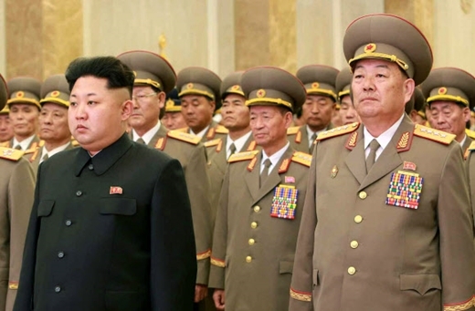 ▲ 북한 군부 내 서열 2위 현영철 인민무력부장, 사진은 2015년 2월 16일 김정은 북한 국방위원회 제1위원장과 현영철 북 인민무력부장(오른쪽 앞)이 광명성절(김정일의 생일)을 맞이해 금수산태양궁전을 참배하고 있는 모습. 연합뉴스