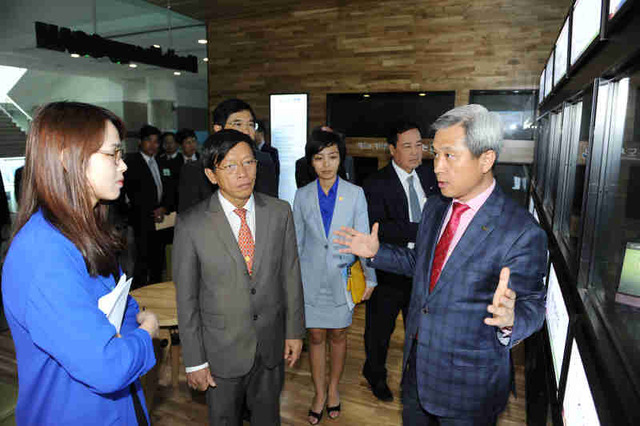 ▲ 곽상욱 오산시장(오른쪽)이 베트남 꽝남성 방문단에게 오산시에 대한 안내를 하고 있다.  ♣♣오산시 제공