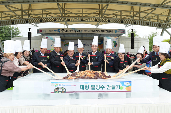 ▲ 지난 12일 여주도자기축제장에서 열린 제 4회 여주향토요리경연대회에서 원경희 시장과 윤희정 지부장 등 참여업체 요리사들이 대형 팥빙수를 만들고 있다.