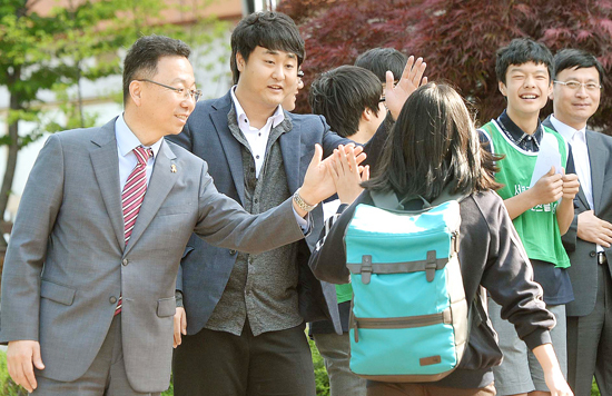 ▲ 등교시간 학생들과 손뼉을 마주치며 인사를 나누고 있다.