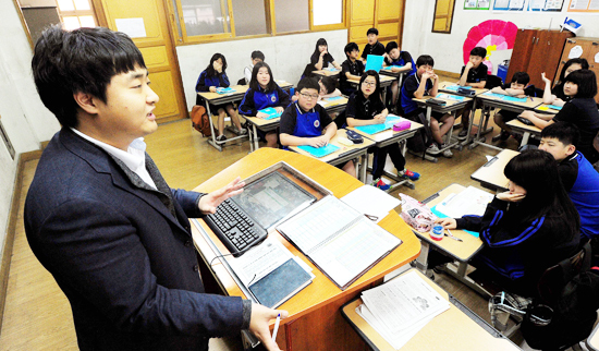 ▲ 4교시 진로와 직업 수업 시간에 기자에 대한 직업 소개와 설명을 하고 있다.