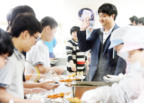 ▲ 점심시간 식당에서 배식 중인 학생들에게 맛있는 점심이 되기를 당부하고 있다.