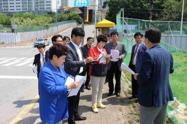▲ 남양주시의회 자치행정위원회가 14일 책임 읍면동제 추진에 따른 공유재산관리계획변경 승인 대상지를 방문해 집행부로부터 설명을 듣고 있다.  ♣♣남양주시의회 제공