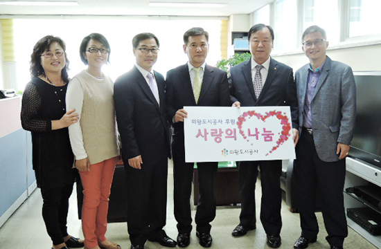 ▲ 의왕도시공사(사장 이성훈)는 최근 오전동 주민자치센터에서 열린 배움뜰 문해학교 입학식에서 수강생 66명에게 보조가방을 전달했다.