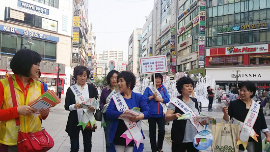 ▲ 군포시가 최근 나트륨 줄이기 및 음식문화 개선 캠페인을 산본로데오거리와 지역 내 전철역 등지에서 전개했다.
