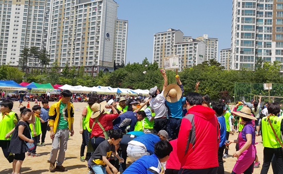 ▲ 화성시 동탄2동 체육진흥회가 주관하고 화성시와 동탄2동 입주자대표회가 후원한 ‘제7회 동탄2동 한마음 축제’가 지난 16일 동탄2동 목리초등학교 부지 운동장에서 개최됐다.