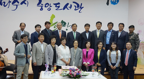 ▲ 지난해 전국도서관평가에서 영예의 대통령상을 수상했던 파주중앙도서관(관장 박노성)이 지난 15일 개관 10주년을 맞았다.