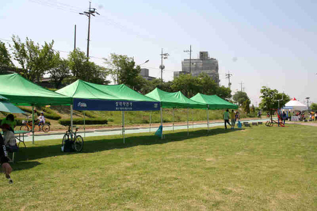 ▲ 지난 16일 열린 오산천 두 바퀴 축제 대부분의 행사부스에 참여자가 없어 썰렁했다. 강경구기자