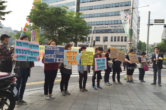 ▲ 광명시민단체협의회가 지난 15일 광명시내에서 최근 도덕성 논란이 불거진 광명시의원들을 성토하는 시민거리대행진을 진행하고 있다. 광명시민단체협의회 제공
