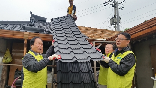 ▲ 지난 15일 농협중앙회 경기지역본부가 포천농협 관내 취약농가에서 우리농업지키기운동본부 경기본부와 함께 주거환경개선 지원사업을 펼치고 있다. /경기농협 제공