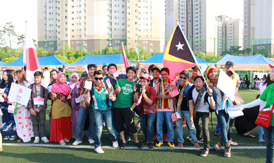▲ 화성시는 ‘제8회 세계인의 날 기념’을 맞아 17일 세계문화축제를 향남 도원체육공원에서 내·외국인 5천여명이 참석한 가운데 개최했다.