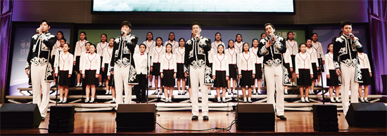▲ 지난 2014년 월드비전 주최로 열린 아프리카 어린이돕기 자선음악회 ‘Together ’ 공연에서 유엔젤보이스가 음악을 통한 사랑나눔을 실천하고 있다.