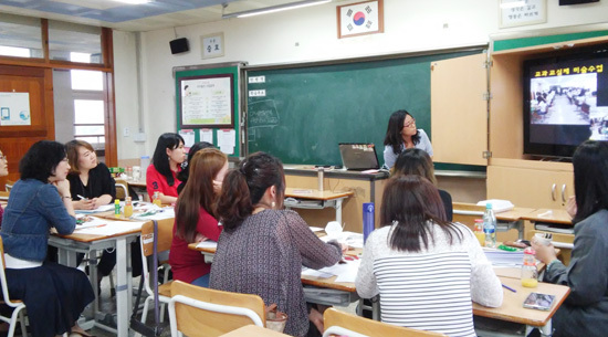 ▲ 동두천양주교육지원청은 18일 아이디어 및 자료공유 형태의 새로운 교원연수동아리 ‘교사의 자발적인 만남을 통한 수업두드림(교·자·만·두)’을 실시했다.