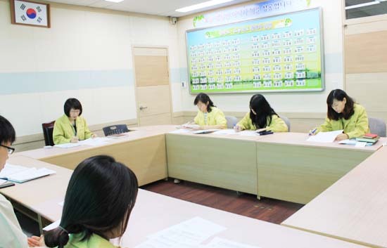▲ 고양교육지원청(교육장 심학경)은 2015 재난대응 안전한국훈련 2일차인 19일 학교폭력, 방사능 유출 사고를 가정한 토론기반 훈련과 교육시설물 안전 점검 훈련을 실시했다고 밝혔다.