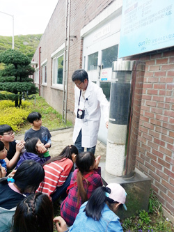 ▲ 군포시가 지역 초등학생들에게 수돗물 생산ㆍ공급과정의 안정성과 물의 소중함을 직접 체험하는 기회를 제공하고 있다.