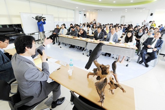 ▲ 오산시는 19일 오산문화원에서 향토문화 전문가, 시 관계자, 시민들이 참석한 가운데 ‘오산시 상징물 변경을 위한 심포지엄’을 개최했다.