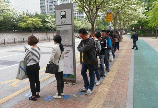 ▲ 오산시 버스 정류장에 신개념 줄 서기 에티켓이 실현되고 있다.