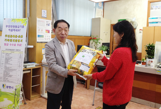 ▲ 광명시 광명3동에 자리한 대한불교조계종 청룡사(주지 법운)는 19일 백미 20포(10kg)를 광명3동 주민센터에 전달했다.