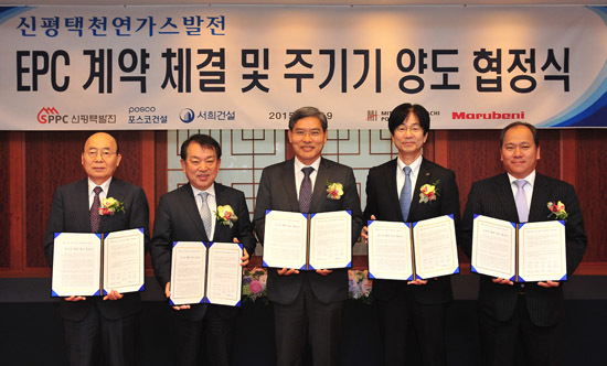 ▲ 포스코건설과 신평택발전㈜ 관계자들이 신평택천연가스발전 건설을 위한 EPC 계약을 체결한 뒤 기념촬영을 했다.(왼쪽부터 이봉관 서희건설 회장, 황태현 포스코건설 사장, 임승택 신평택발전 사장, 하세가와 MHPS(MITSUBISHI HITACHI POWER SYSTEMS)사 부사장, 마미야 Marubeni Power사 사장)/포스코건설 제공