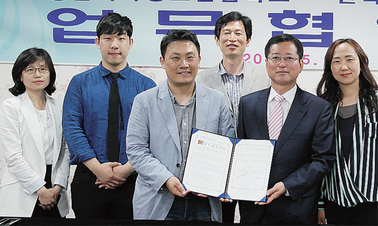 ▲ 박종태 대표이사(왼쪽 세 번째)와 이경호 원장 등 관계자들이 전문 교육시스템 지원을 위한 협약을 체결 후 기념사진을 찍고 있다.
