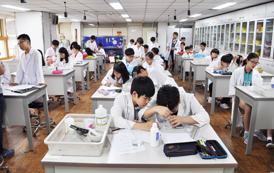 ▲ 의정부 교육지원청과 경기도 과학교육원 북부기초과학교육관은 18, 19일 이틀간 관내 초·중학교 대표 132명이 참가한 가운데 2015 의정부 학생 과학 탐구올림픽을 개최했다.