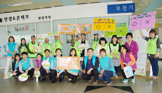 ▲ 화성시 보건소는 19일 병점역 및 진안동 일원, 동탄 남광장에서 제28회 세계 금연의 날 기념 ‘간접흡연 제로! 금연 건강도시 화성!’ 금연실천 캠페인을 실시했다.