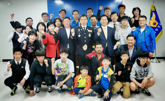 ▲ 의왕경찰서(서장 권기섭)는 청소년의 달을 맞아 20일 청소년육성회(회장 강인구)와 함께 학교폭력 예방 등 청소년 선도활동에 앞장선 회원들에게 감사장을 전달하고 모범 청소년 12명을 선발해 장학금을 전달했다.