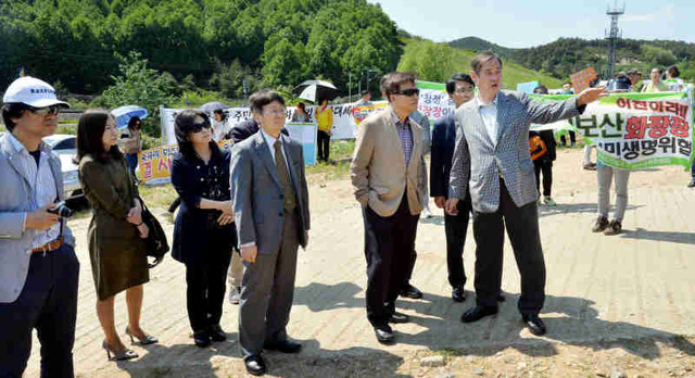 ▲ 20일 화성시 매송면 숙곡리 화성 광역 화장장 건립 예정지에서 경기도 도시계획위원회 위원들이 현장조사를 하고 있다. 이날 공동 화장장 건립 예정지에는 도시계획위원회의 현장조사에 맞춰 화장장 건립에 반대하는 칠보산 화장장 건립저지 비대위 주민들이 나와 건립반대 피켓시위를 벌였다.  전형민기자
