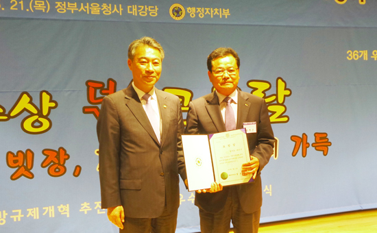 ▲ 박병선 여주부시장이 21일 정종섭 행정자치부 장관으로부터 장관표창을 받은 뒤 기념촬영을 하고 있다.