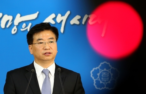 ▲ 양병국 보건복지부 질병관리본부장이 21일 오후 서울 세종로 정부서울청사에서 중동호흡기증후군(MERS) 국내 환자 발생 관련 조치 및 대책을 발표하고 있다. 질병관리본부는 '중동호흡기증후군(메르스)'의 세 번째 감염자가 확인됐다고 밝혔다. 세 번째 감염자는 첫 감염자와 같은 병실을 쓰던 70대 남성으로, 가족이 아닌 첫 번째 2차 감염자다. 연합뉴스