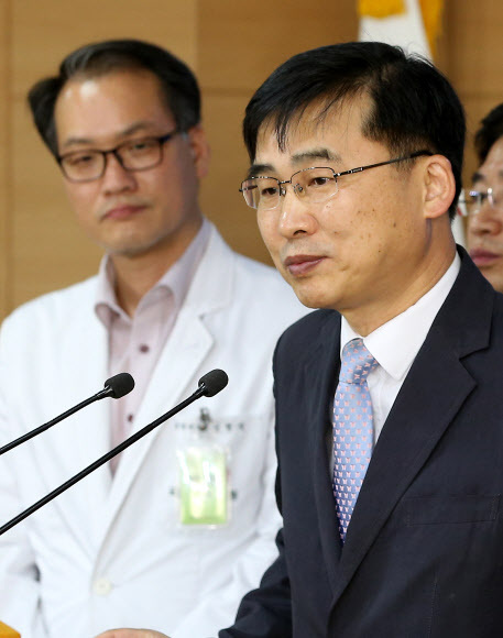 ▲ 대한감염학회 이사장인 김우주 고려대학교 의대 교수가 21일 오후 서울 세종로 정부서울청사에서 열린 중동호흡기증후군(MERS) 국내 환자 조치 관련 브리핑에서 메르스 감염 예방을 위한 주의사항을 말하고 있다. 질병관리본부는 ''중동호흡기증후군(메르스)''의 세 번째 감염자가 확인됐다고 밝혔다. 세 번째 감염자는 첫 감염자와 같은 병실을 쓰던 70대 남성으로, 가족이 아닌 첫 번째 2차 감염자다. 연합뉴스