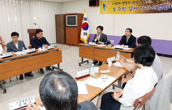 ▲ 광명시의회(의장 나상성)는 21일 광명2동 회의실에서 가구문화의거리 주차장 활용방안 간담회를 가졌다.