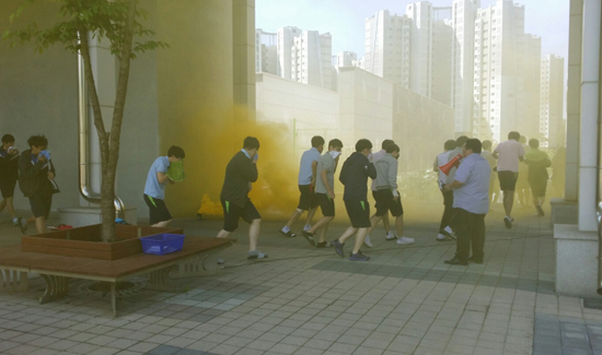 ▲ 고양교육지원청(교육장 심학경)은 2015 재난대응 안전한국훈련 4일차인 21일 일산소방서와 합동으로 고양국제고등학교에서 교직원 및 전교생을 대상으로 기숙사 화재 상황 대피 훈련을 실시했다.