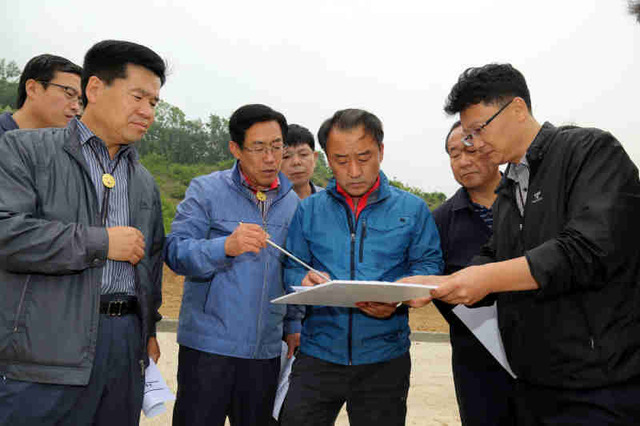 ▲ 황은성 시장이 주요 사업장 현장 방문을 통해 운영실태를 검점하고 있다.