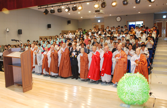 ▲ 화성서부경찰서 22일 오전 경찰서 강당에서 경승위원장 자제정사 보각스님, 이석권 경찰서장 등 200여명이 참석한 가운데 불기 2559년 부처님 오신날 봉축법요식 및 법우회 창립법회를 가졌다.