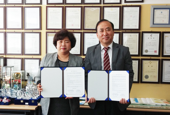▲ (재)군포문화재단 군포시청소년수련관 군포시진로직업체험센터가 안양YWCA여성인력개발센터(관장 한미정)와 지난 21일 청소년 진로체험 사업을 위한 업무 협약을 체결했다.