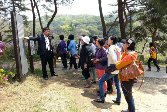 ▲ 군포시 수리동은 내고장에 대한 애향심과 건강한 주민의식을 강화하기 위해 도보여행으로 품격있는 문화스토리를 결합한 ‘군포옛길 역사트래킹’을 시작했다.