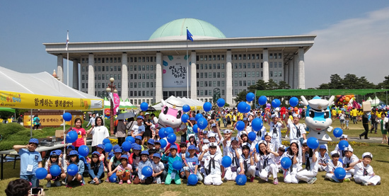 ▲ 23일 국회 잔디광장에서 개최된 2015 국회 동심 한마당에 참가한 인천해양소션단원과 아동센터 어린이들이 인천항과 인천항만공사의 마스코트인 해룡이, 해린이와 함께 즐거운 시간을 보내고 있다. 인천항만공사 제공