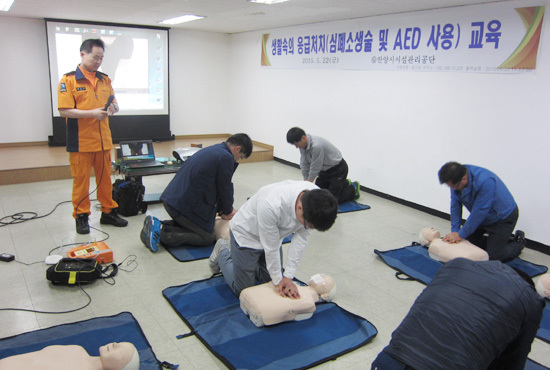▲ 안양시시설관리공단(이사장 윤정택)은 지난 22일 소방서의 협조를 받아 전 직원을 대상으로 심폐소생술 교육을 실시했다고 24일 밝혔다.