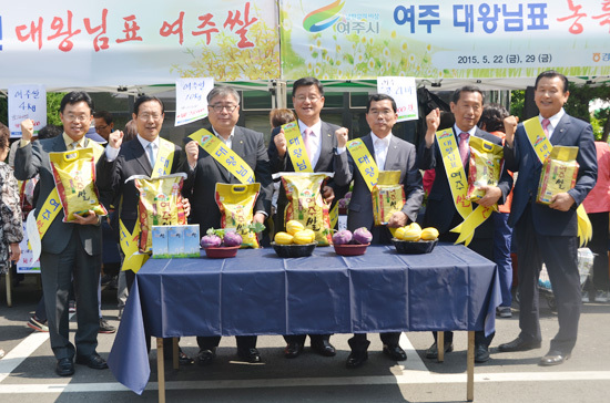 ▲ 농협중앙회 경기지역본부는 22일 지역본부 금요장터에서 ‘여주시 농축산물 직거래 특별장터’를 열었다고 24일 밝혔다.
