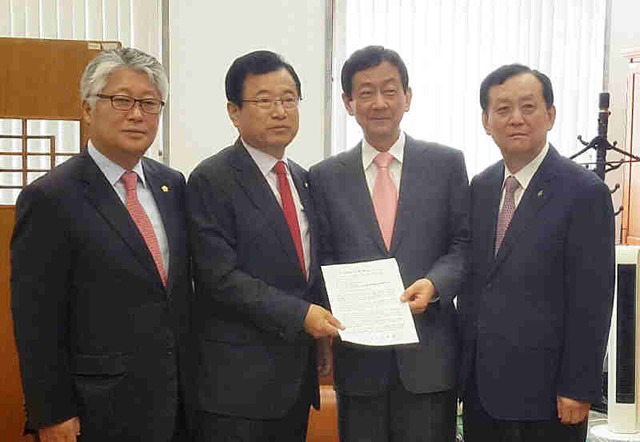 ▲ 하남지역 정치권 인사들이 국회 안전행정위원회 진영 위원장을 방문, ‘개정 법률안’의 부당성을 피력하는 청원서를 제출한 뒤 기념촬영을 하고 있다. 김승용 하남시의회 의장, 이현재 국회의원, 진영 국회 안전행정위원회 위원장, 이교범 하남시장(왼쪽부터). ♣♣하남시 제공