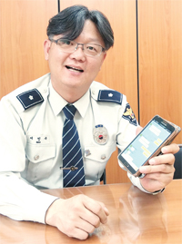 ▲ 서민수 인천 중부경찰서 학교담당경찰관이 25일 청소년들과 나눈 대화에 대해 설명하고 있다.  박용준기자