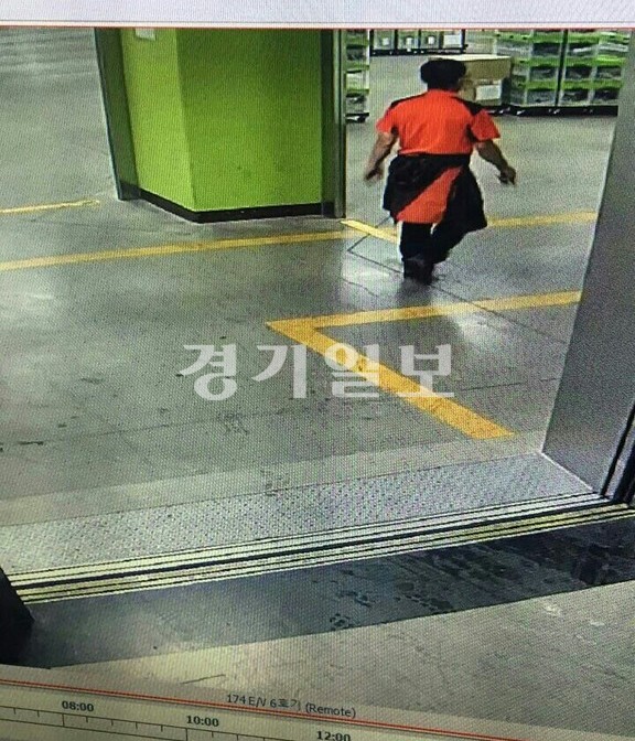 ▲ 김포 제일모직 방화용의자로 추정되는 남성의 뒷 모습. 경기지방경찰청 제공